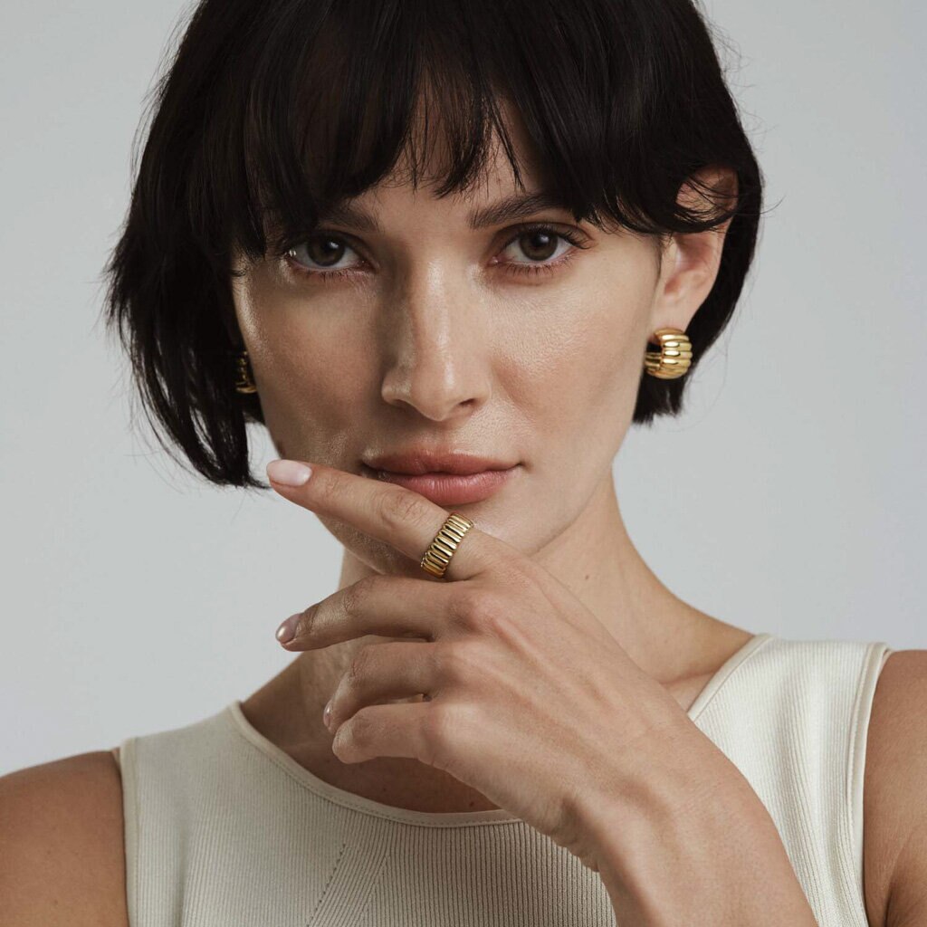 Chic Ribbed Gold Earrings