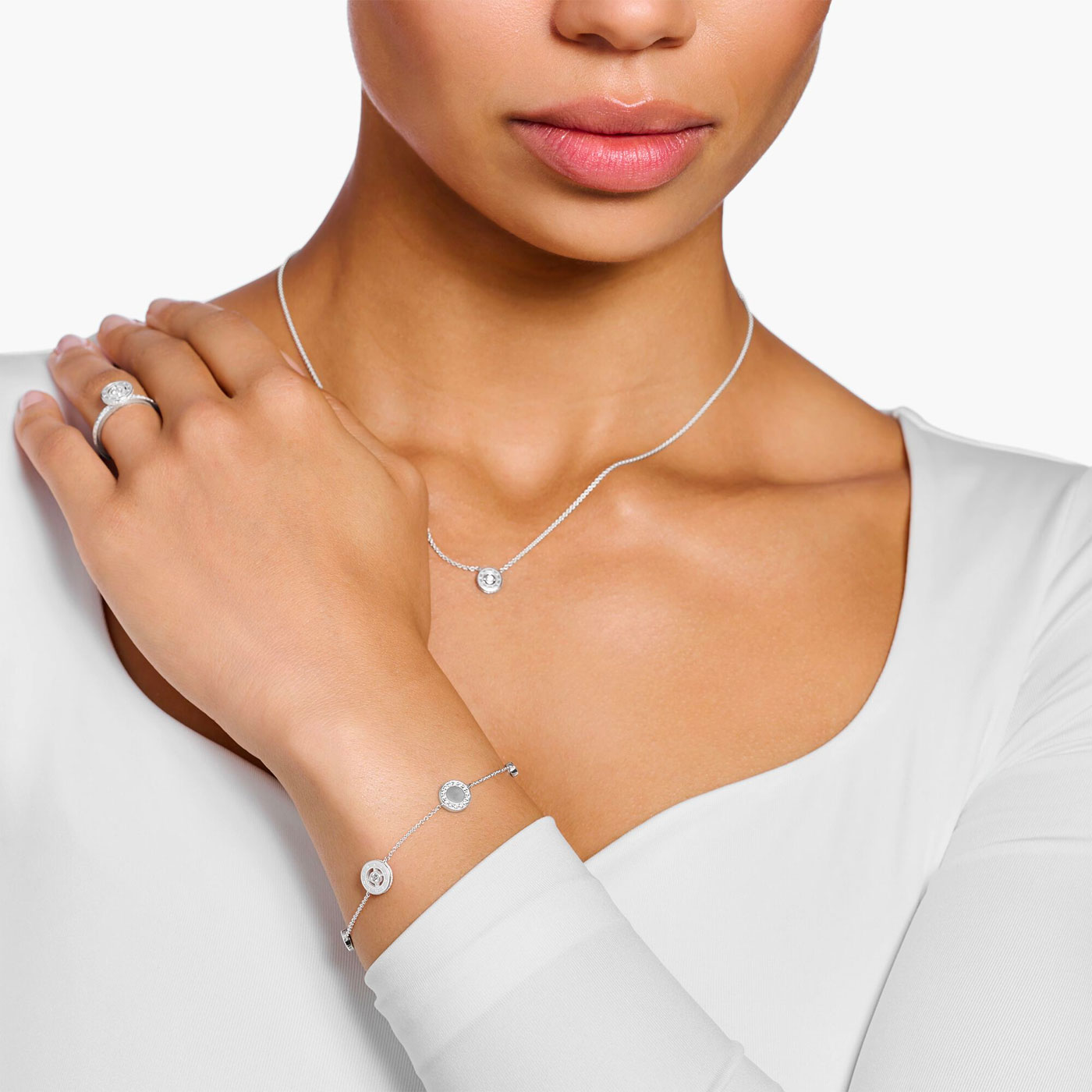 Armband cirklar med vita stenar