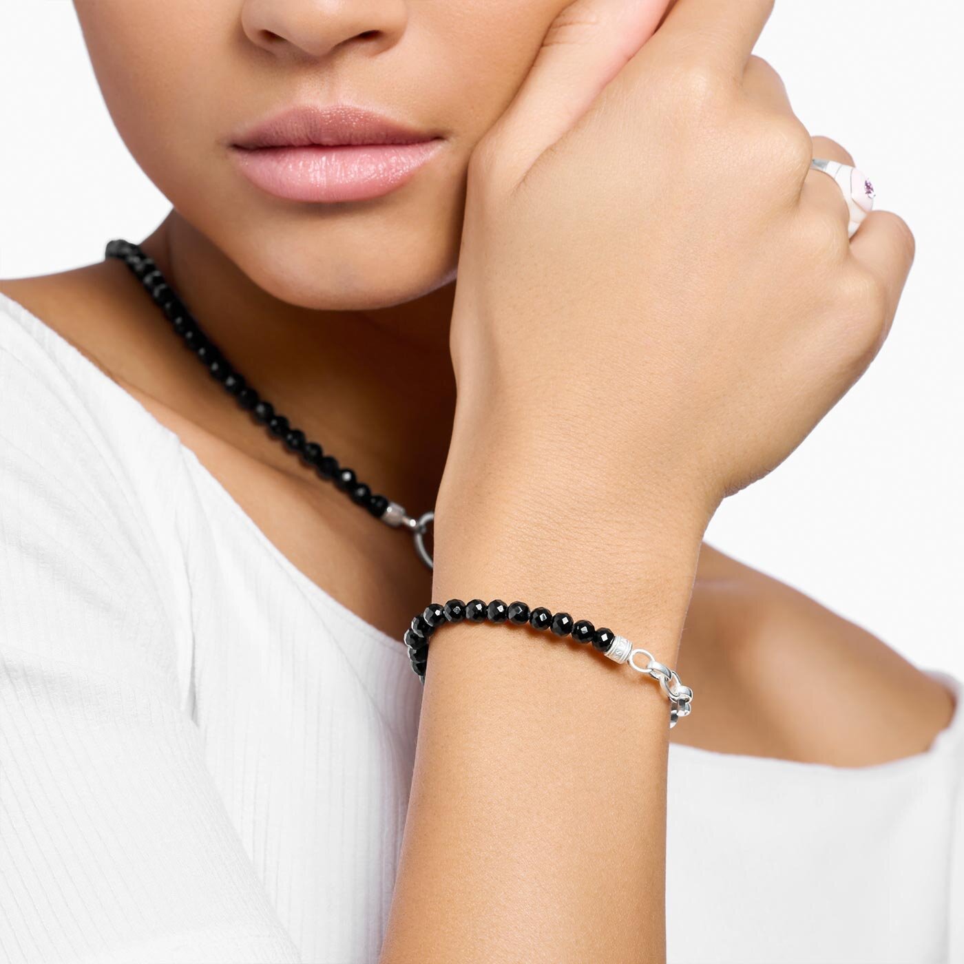 Charm-armband med onyx-pärlor