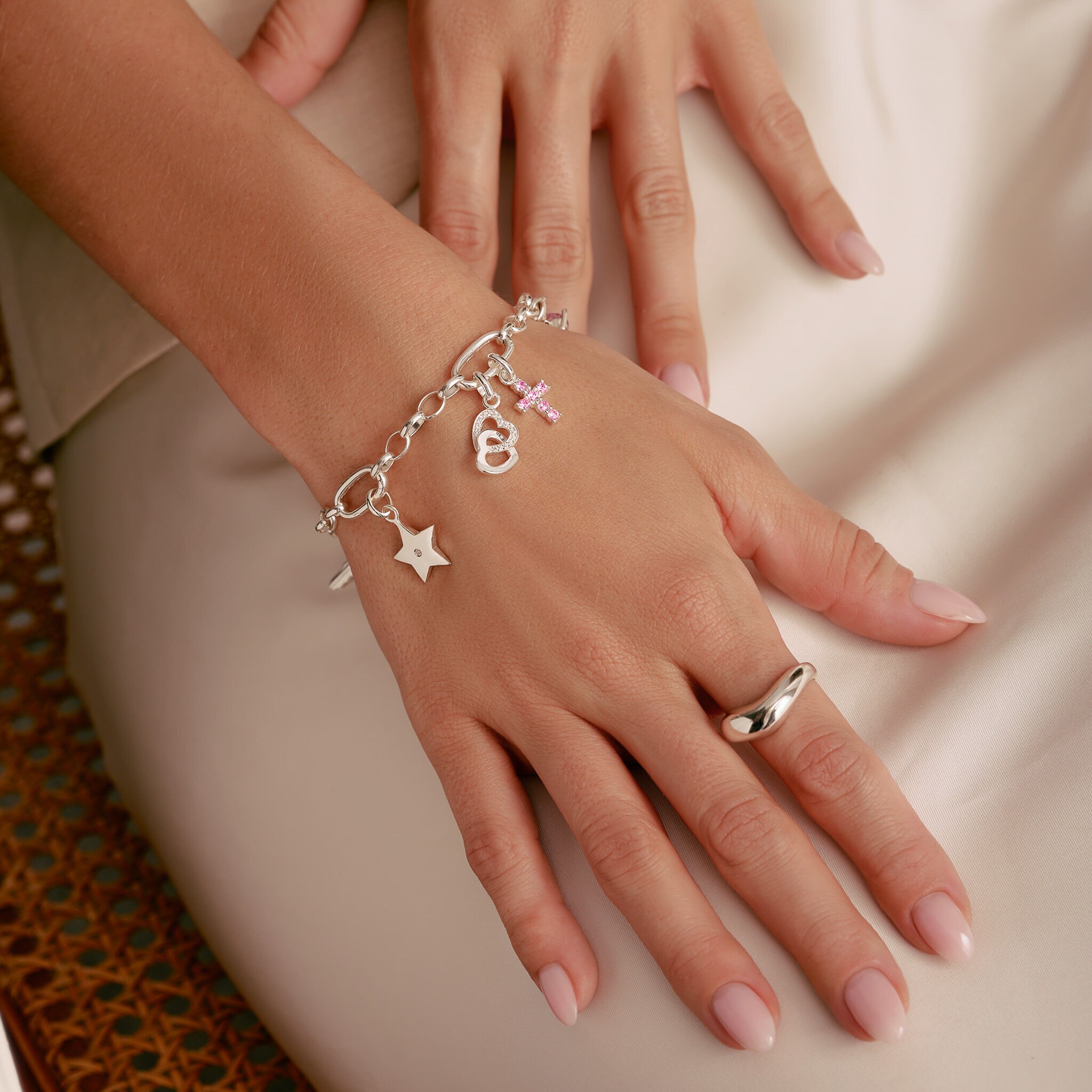 Charm-hängsmycke kors med rosa stenar Connect