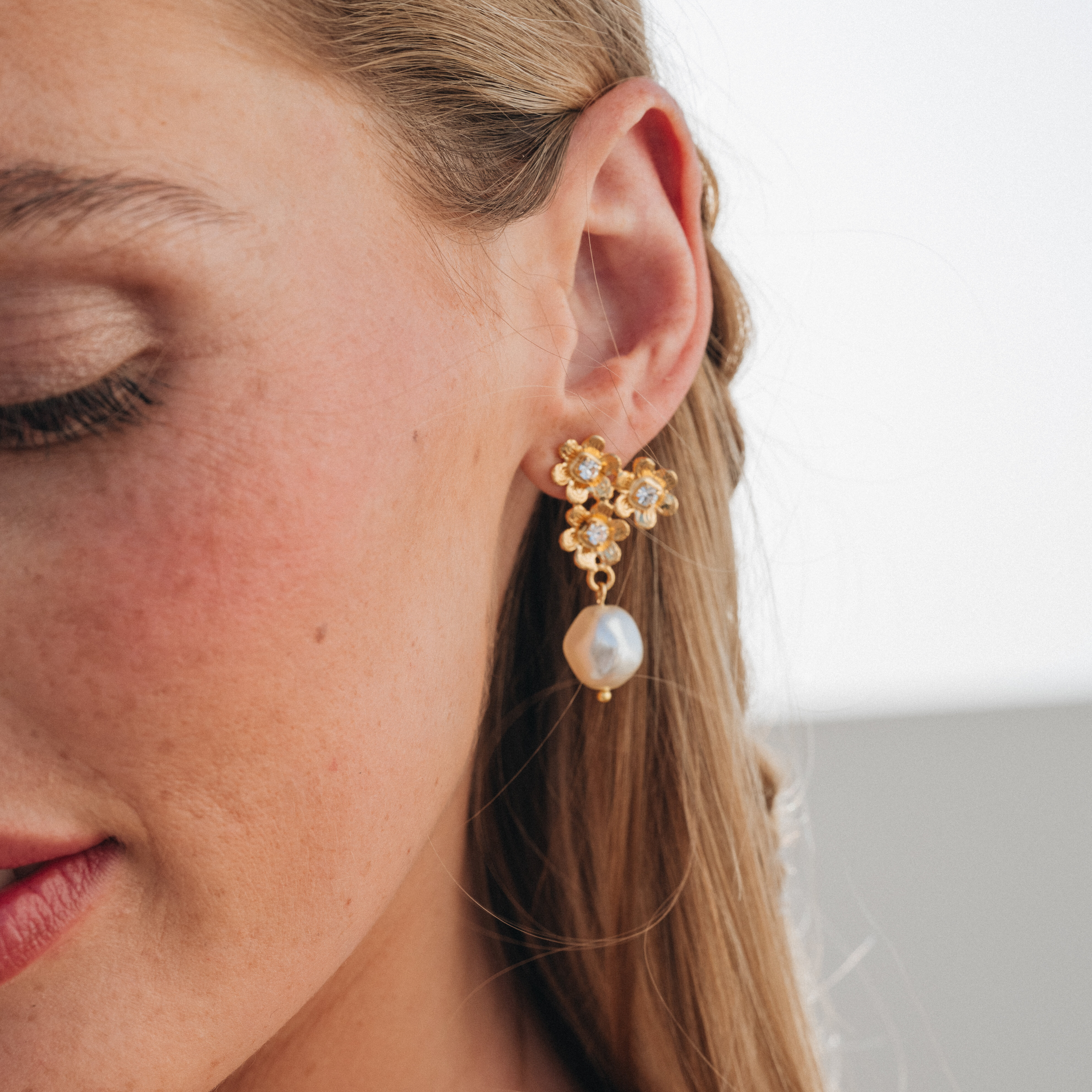 Juni Earrings / Pearl / Crystal