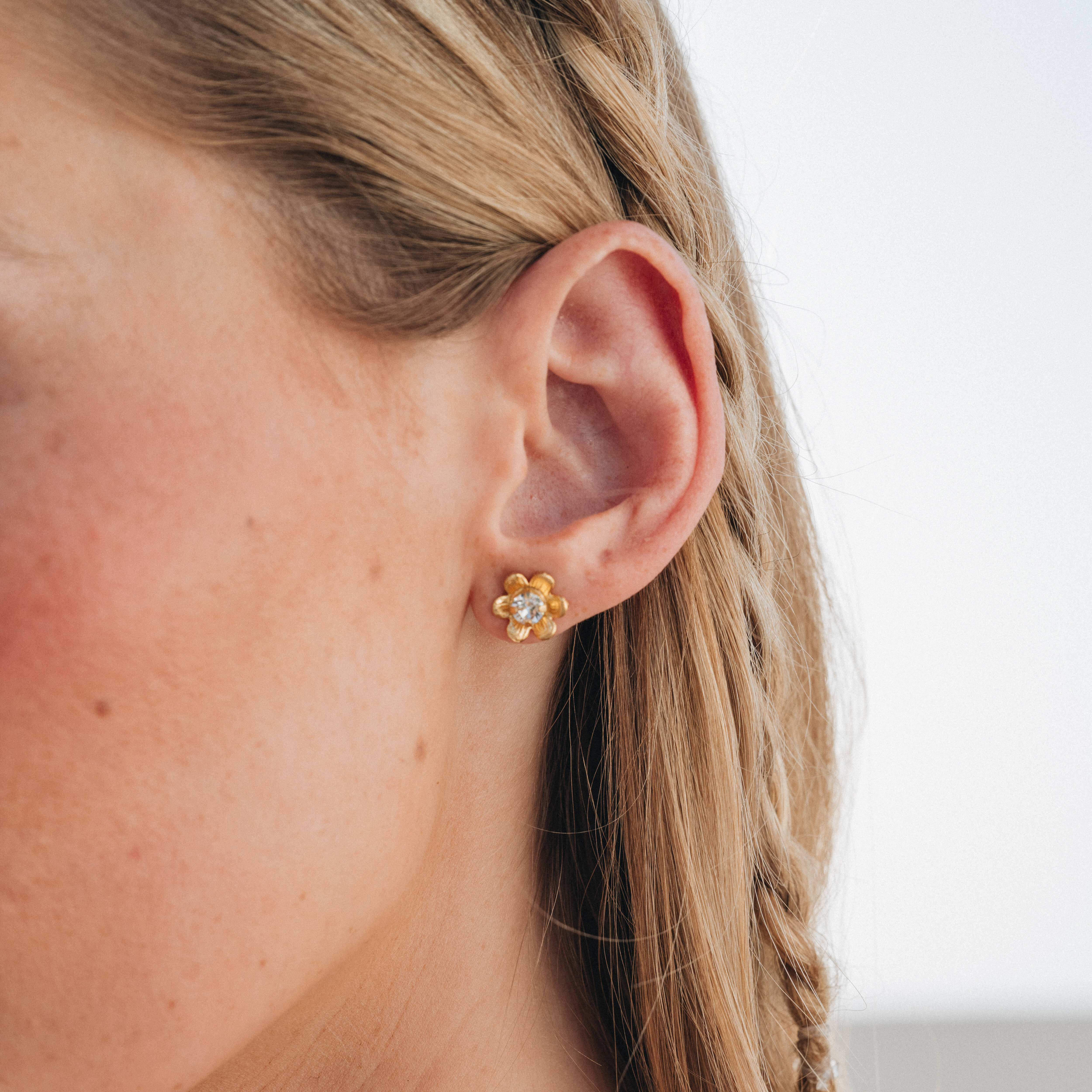 Juni Stud Earrings / Crystal