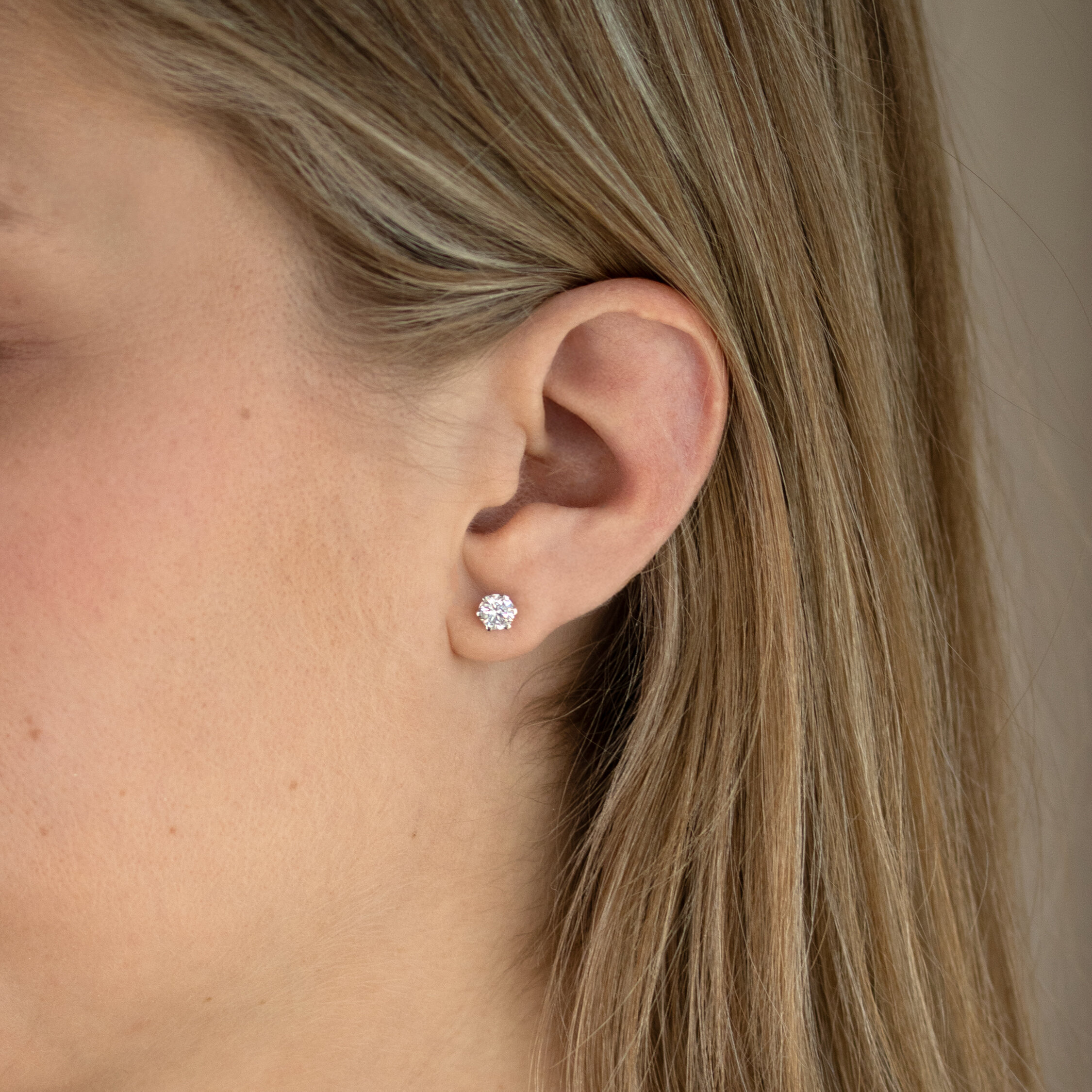 Meja örhängen 18K vitguld 2x0,40 ct