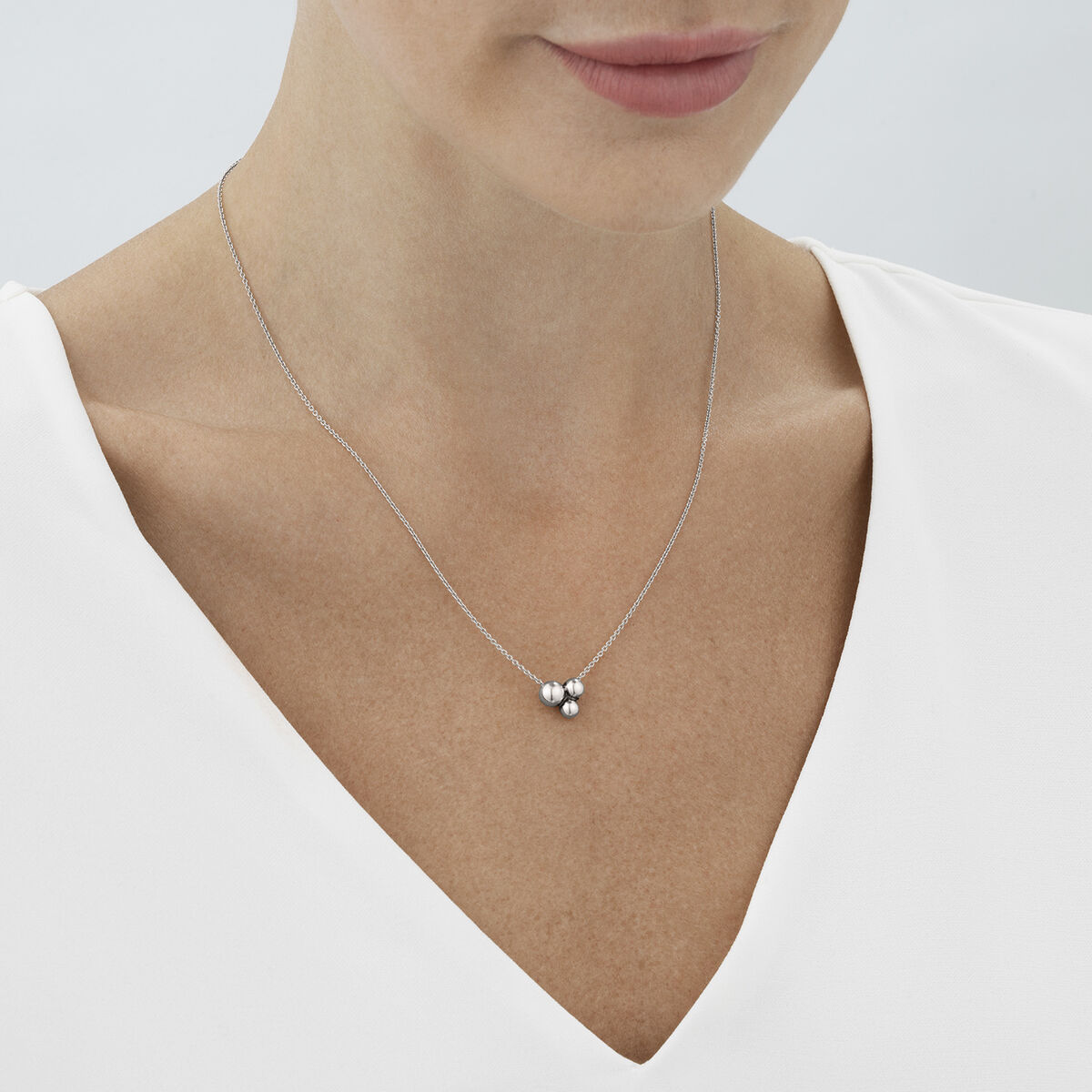 OnModel__10014437-GRAPE-PENDANT-551C-SILVER