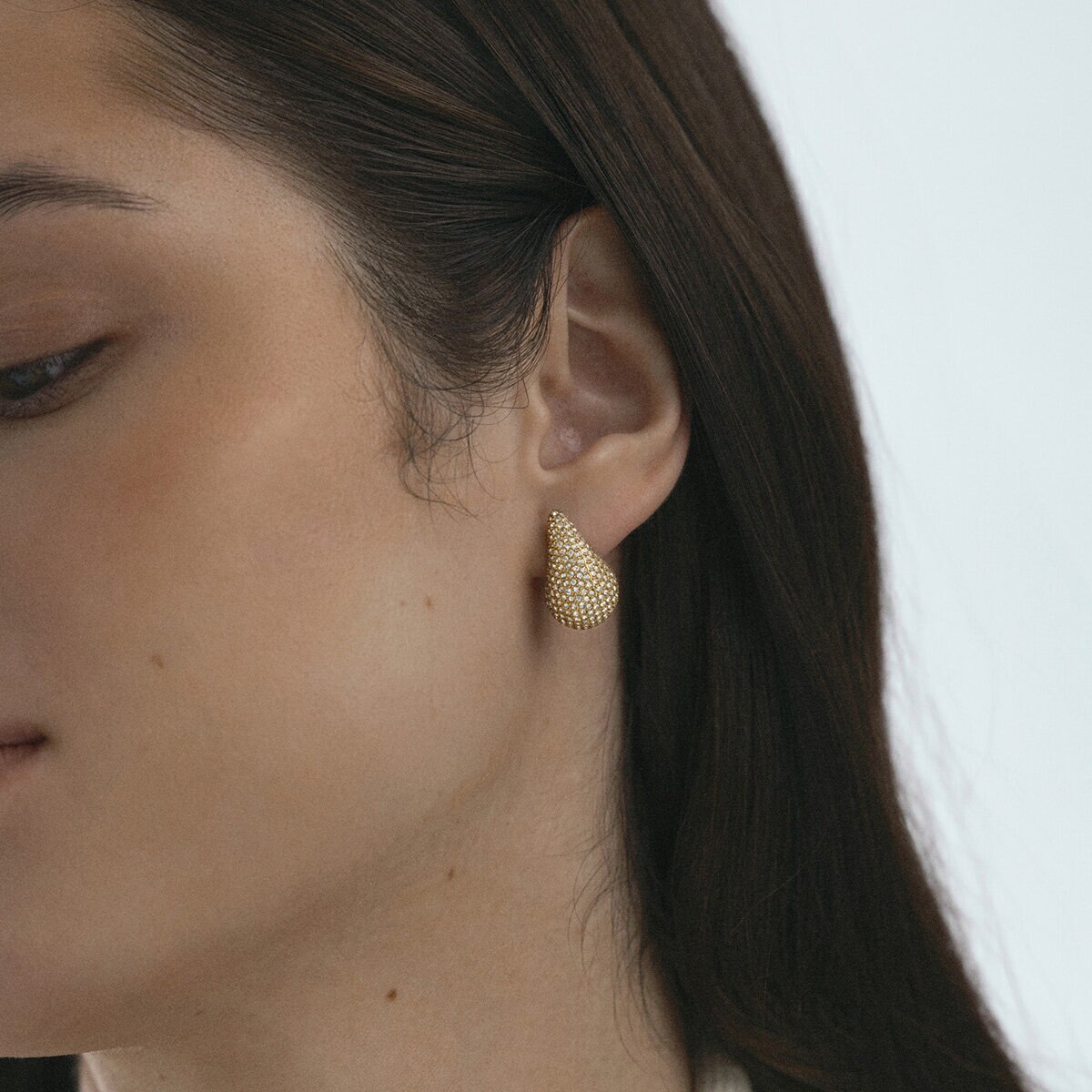 Pavé daring small gold dupe earring