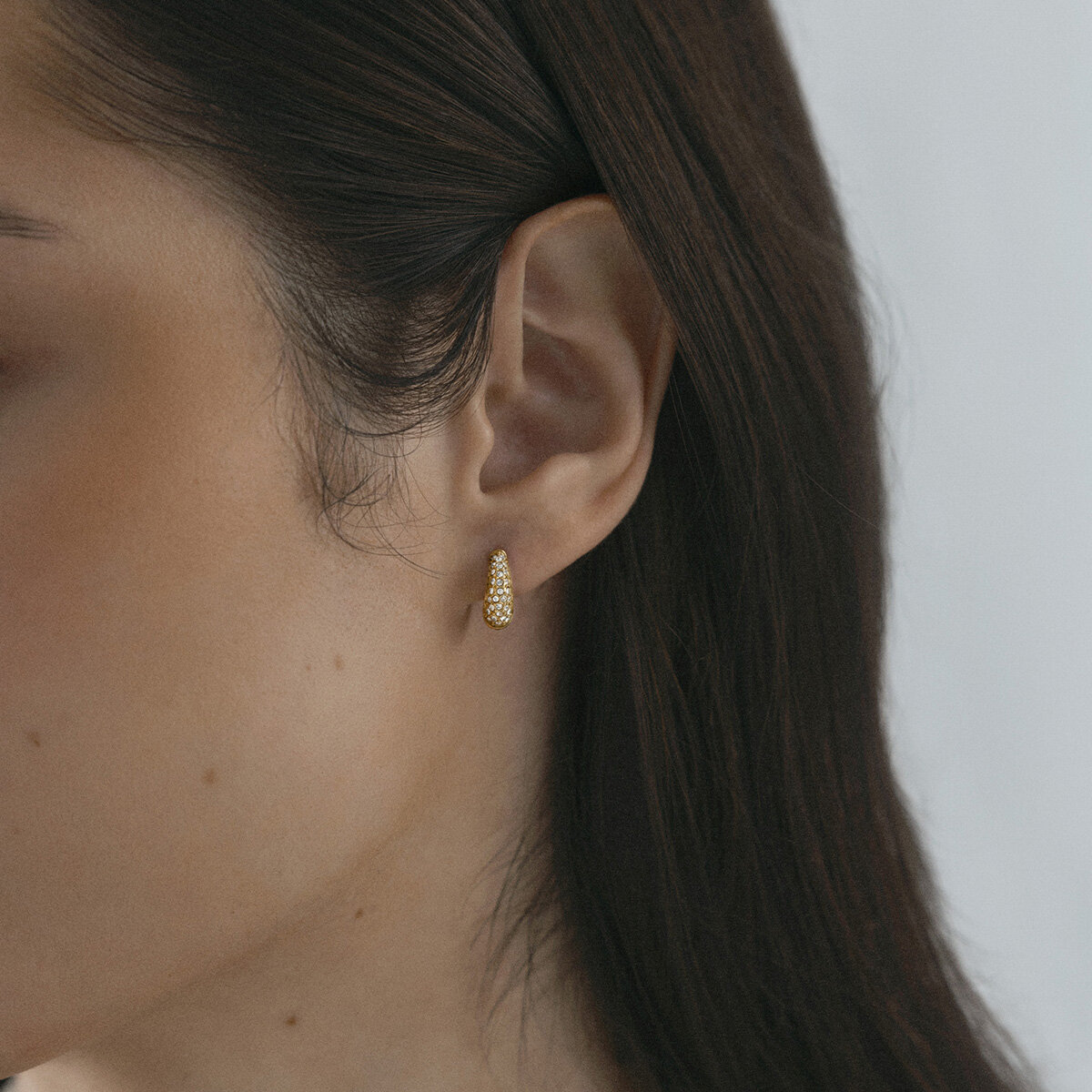 Pavé precious mini gold hoops