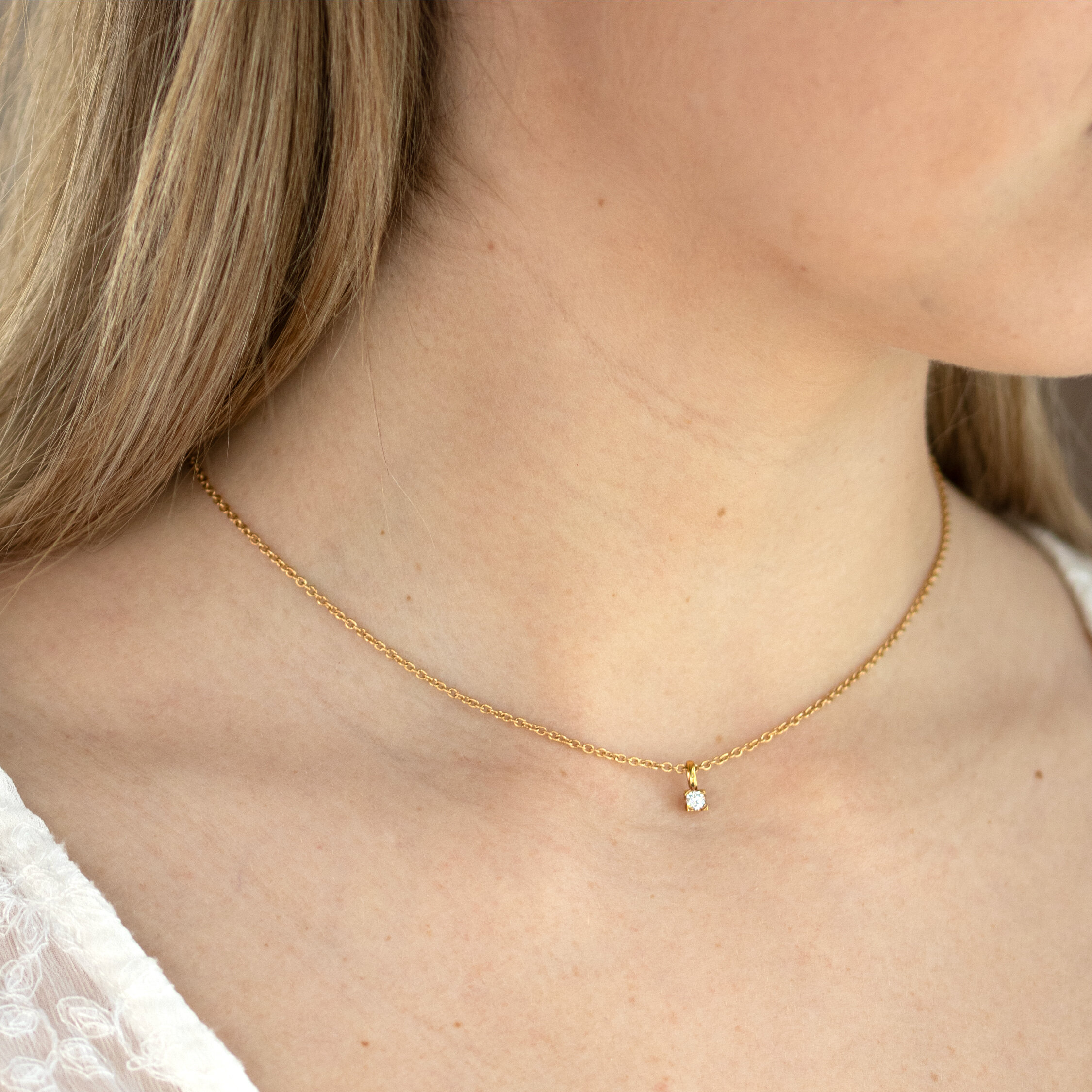 Robyn hänge 0,10ct 18K vg