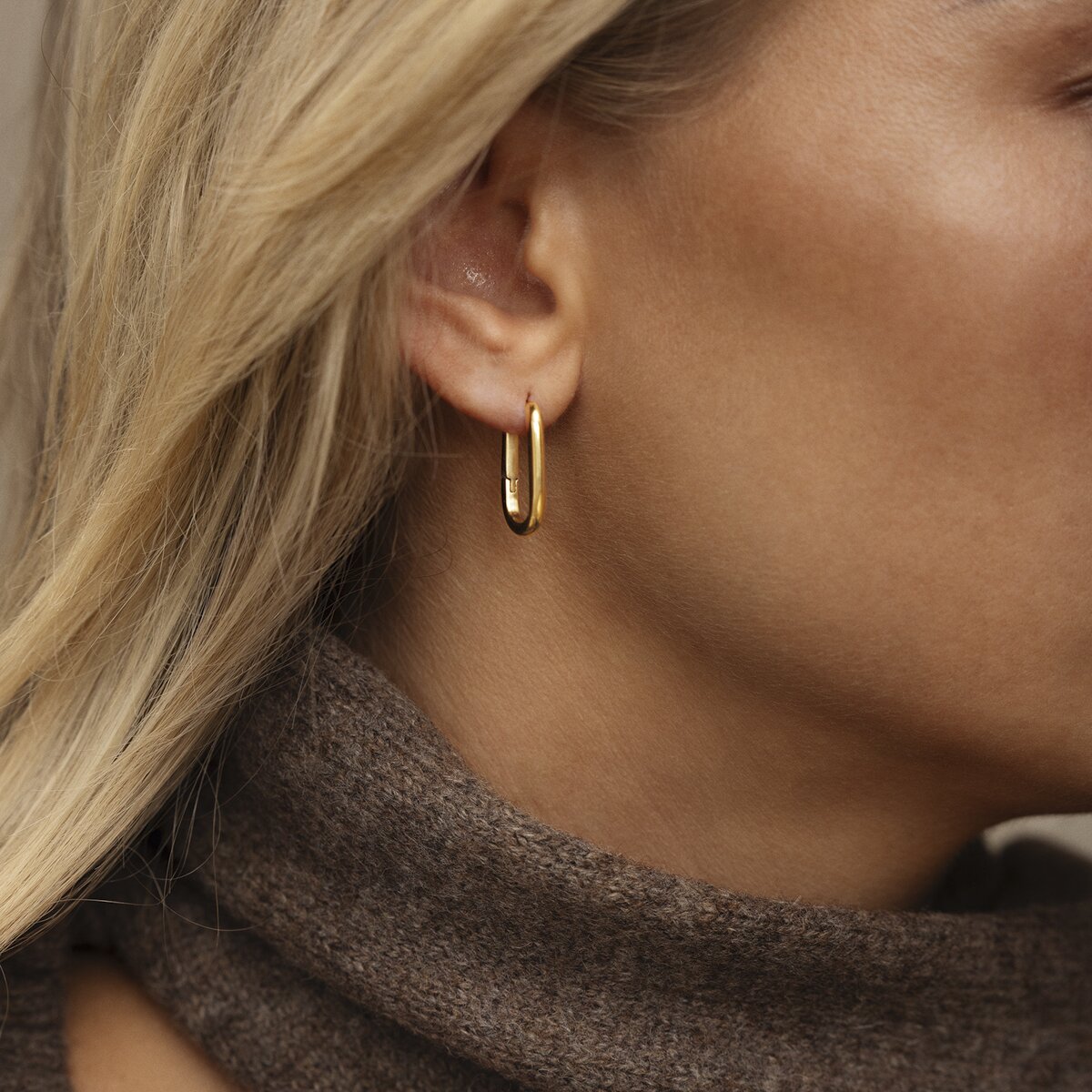 Slim Gold Medium U-Hoops