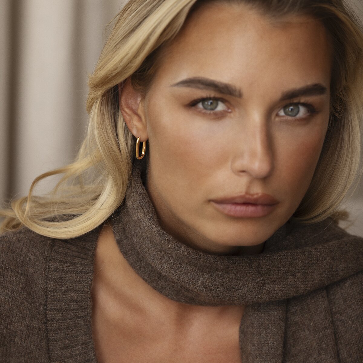 Slim Gold Medium U-Hoops