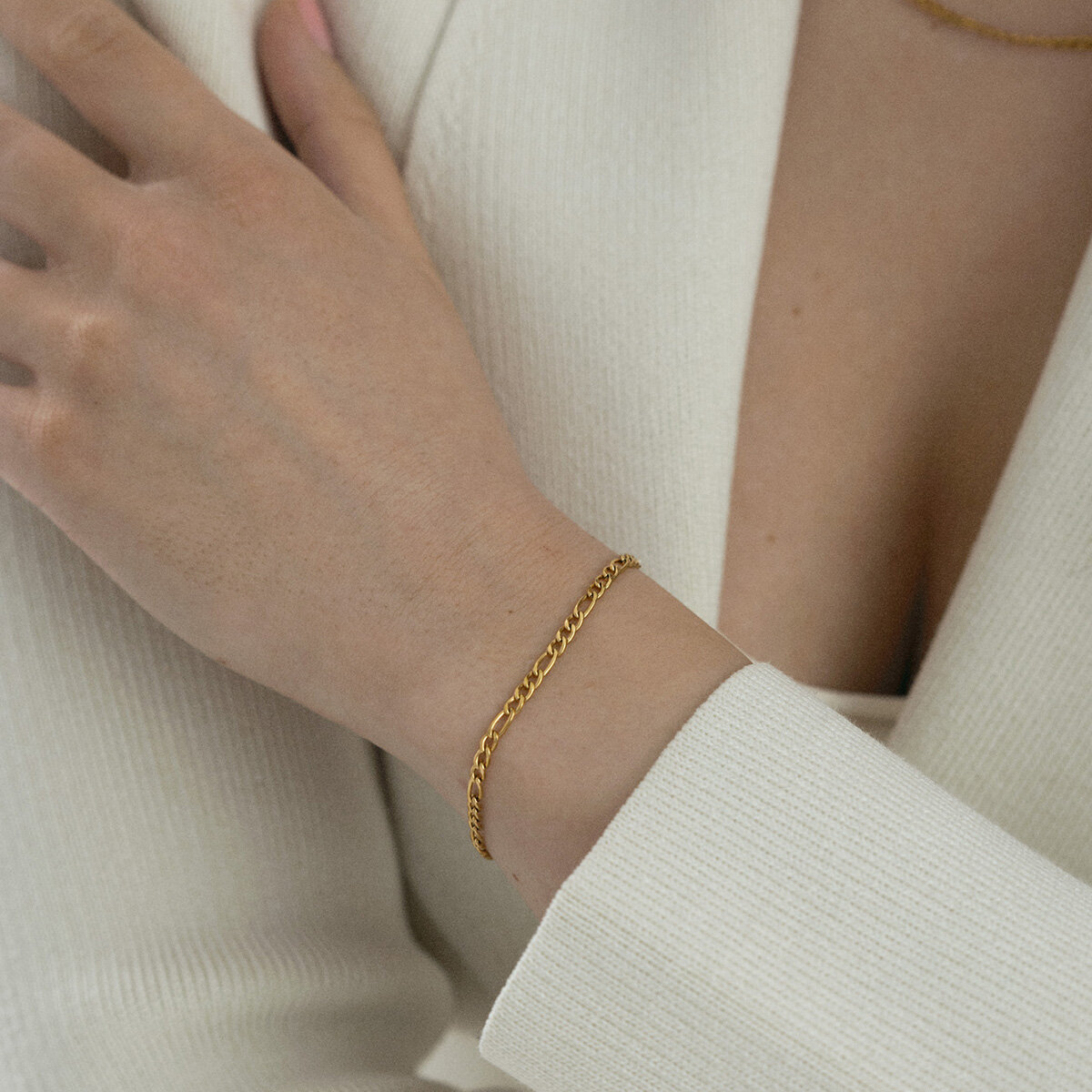 Thin figaro bracelet gold medium