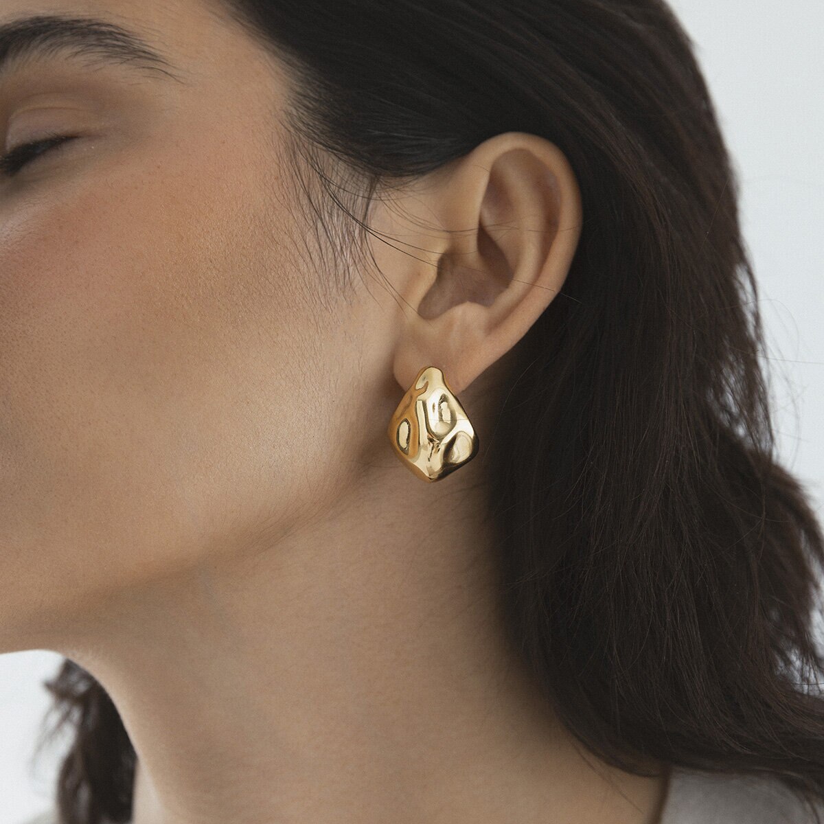 Wavy bolded drop gold earring