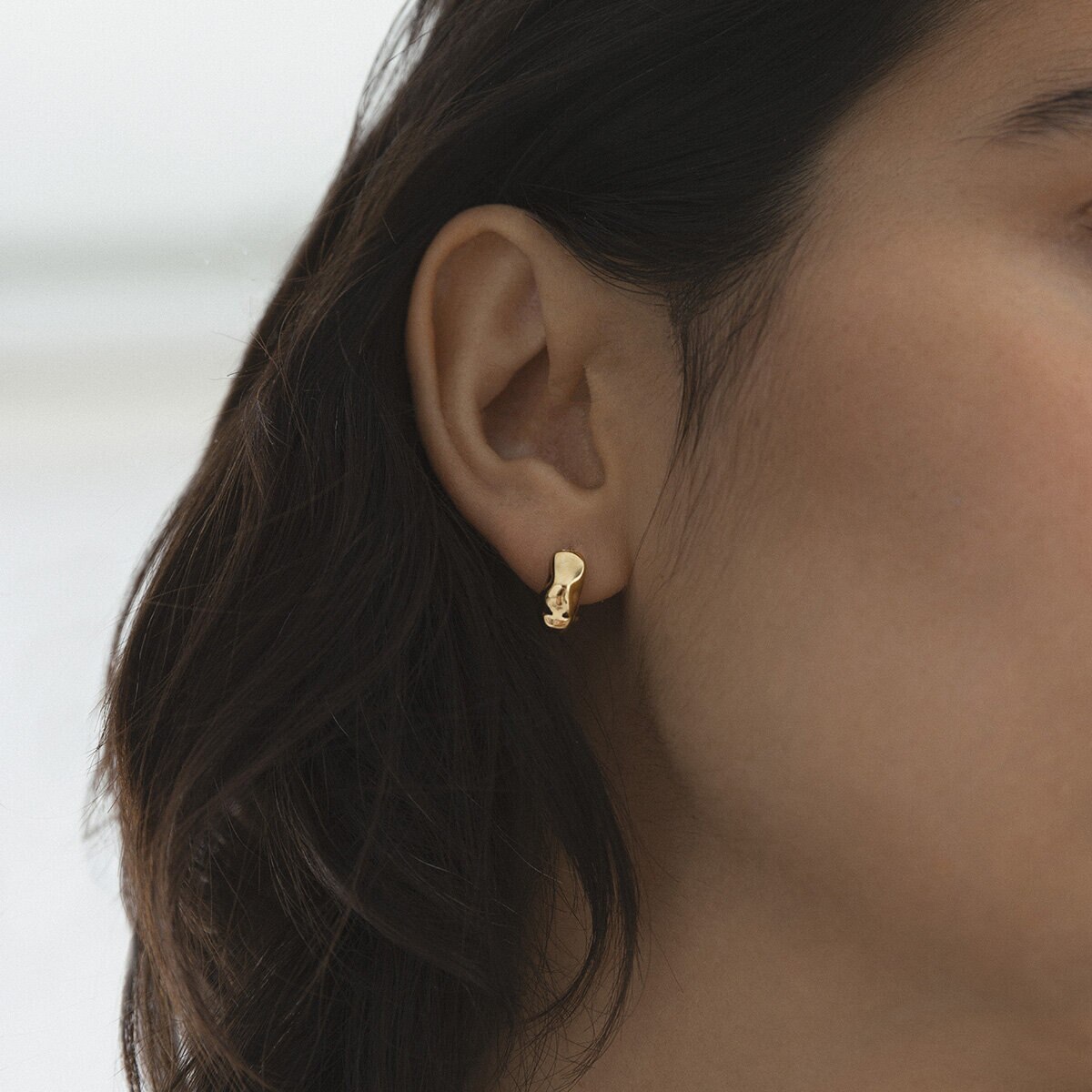 Wavy bolded mini gold hoops