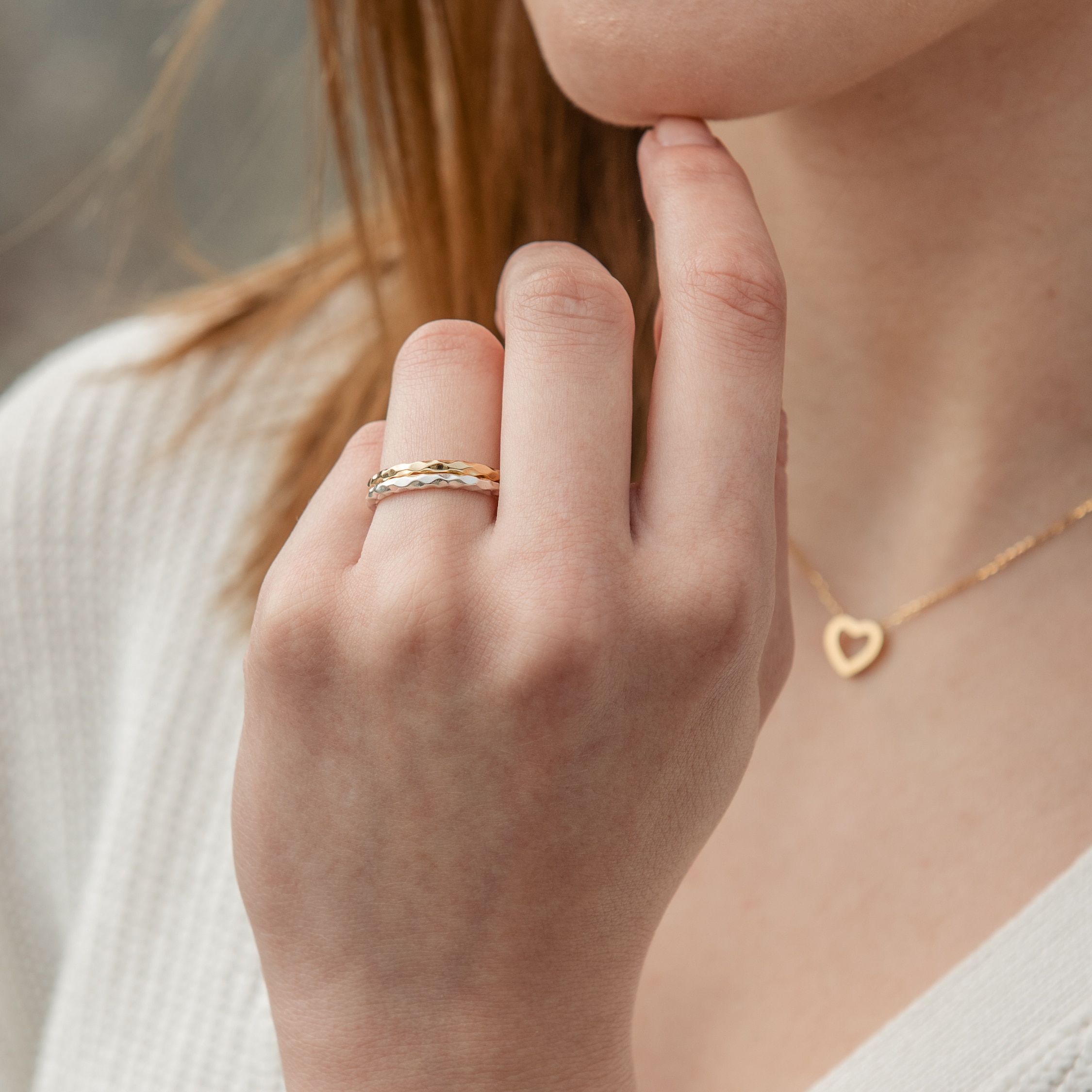 Facett förgylld ring