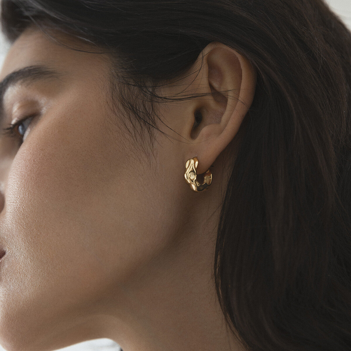 Wavy bolded small gold hoops